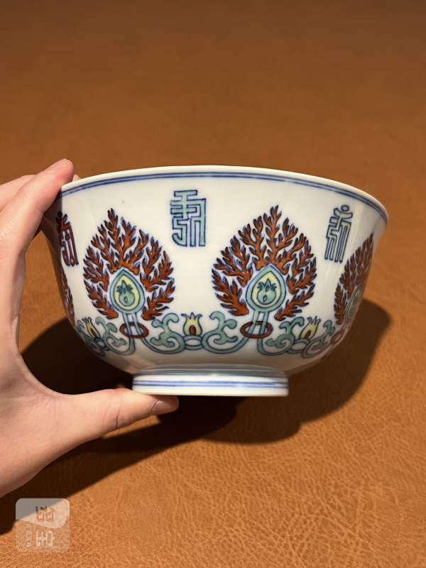 清乾隆 斗彩缠枝宝相花梵文碗 - 图3
